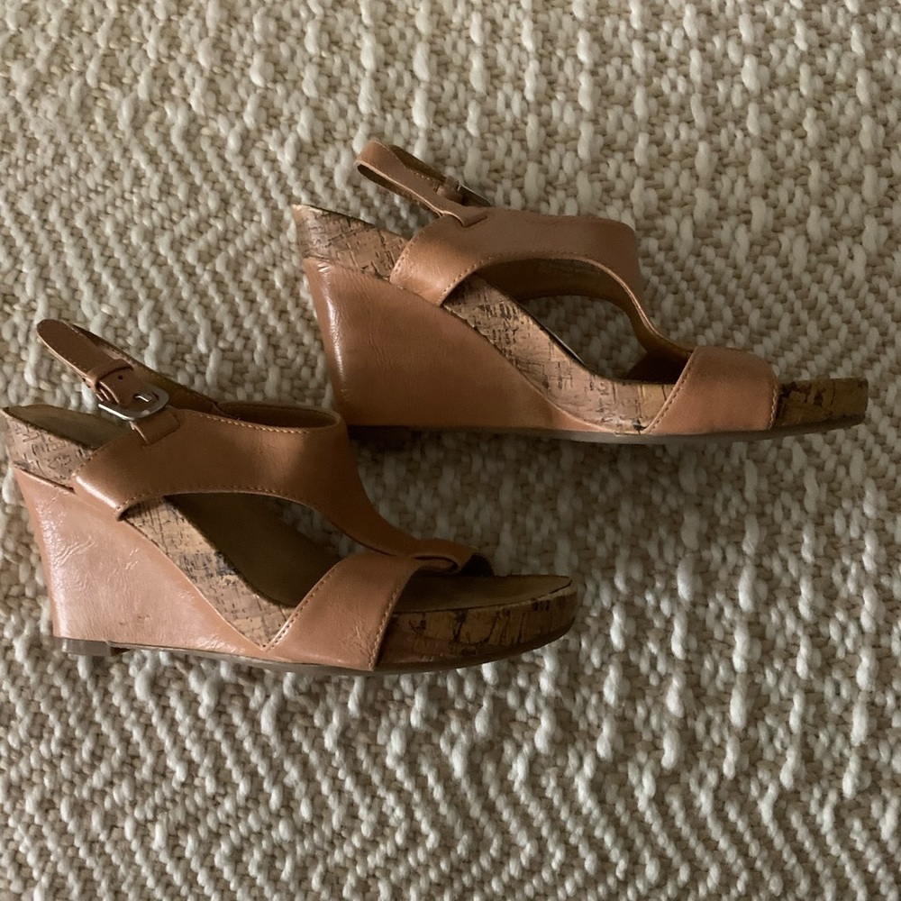 Nine West tan wedges